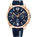 Stylische Herrenuhr von der Marke Tommy Hilfiger. Die Uhr hat ein Kautschukarmband, das auch kleiner gemacht werden kann, das Gehäuse hat einen Durchmesser von 46 mm und das Uhrwerk ist ein Quarzwerk.  Marke: Tommy HilfigerModellname: 1791474 (46mm)Kategorie: HerrenuhrMaterialien: Edelstahl, KautschukFarbe: rose gold, blau