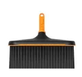 Fiskars OneClick Allzweckbesen, Universalbesen-Aufsatz für vielseitige Reinigungsarbeiten, Müheloses Wechseln mit nur einem klick, Harte und weiche Borsten, Schwarz/Orange, 1080701