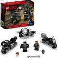 LEGO 76179 DC Batman & Selina Kyle: Verfolgungsjagd auf dem Motorrad, Superhelden-Spielzeug mit Catwoman und einem im Dunkeln leuchtenden Bat-Signal - Schwarz