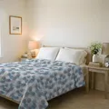 Italian Bed Linen Leichte Steppdecke & Übergangsdecke Basic 250x240 cm - Bügelfreie Mikrofaser Tagesdecke 100g für Französisches Bett - Sommer & Frühling Decke - Soffioni Blu