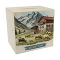 Urlaub auf dem Bauernhof Urlaubskasse Spardose aus Holz mit Spruch Holiday Fund für den Abenteuerurlaub in den Alpen mit Tieren auf der Weide und Landschaft rund ums Bauernhaus