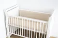Bettumrandung Babybett 60x120 cm – 2 teiliges 110x30 cm Set – Atmungsaktiver 5 mm Netzstoff – Babybett Umrandung mit starkem Klettverschluss – Sicherer Gitterbett Umrandung (Beige/Beige Netz)
