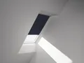 VELUX Vorteils-Set Hitzeschutz-Markise transparent schwarz und Verdunkelungsrollo dunkelblau DOP F04 1100S