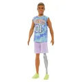 Barbie Ken Fashionistas Puppe Nr. 212 mit Beinprothese in Shirt mit Los Angeles-Aufschrift, fliederfarbenen Shorts und Turnshuhen, HJT11