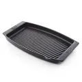 Weber Keramik Grillpfanne (47 x 28cm), Ideal für Fisch, gegriffelter Boden, mit Ausguess-Schaube, BBQ-Grillpfanne mit Antihaftoberfläche, extrem hitzebeständig, spülmaschinenfest - Schwarz (17886)