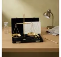 Antikas Wanddekoobjekt Goldwaage aus Messing, glänzend, mit Gewichten im Koffer, H.16 cm
