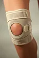 Kurze Neopren-Kniebandage mit integriertem Silikonring und Patellaaussparung