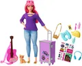 Barbie FWV26 -Puppe Daisy (kurvig mit pinkfarbenem Haar) und Kätzchen, Gitarre, aufklappbarem Koffer, Stickern und neun Accessoires, Spielzeug Geschenk für Kinder von 3-7 Jahren