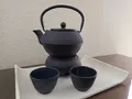 * Dimono Teeset aus Gusseisen mit Teekanne Stövchen und 2 Teebechern Geschenkset