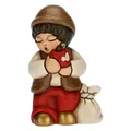 THUN - Krippe 2022 - Figur Krippe Kind mit Apfel aus Keramik, handverziert, rotes Kleid - Klassische Linie Krippe - 4,3 x 3 x 6,5 cm h