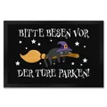 speecheese Hexen-Katze auf Besen Fußmatte XXL in 50x75 cm Bitte Besen vor der Türe parken eine gespentische Fußmatte XXL in 50x75 cm als Dekoration für Frauen zu Halloween lustig Katzen