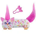 Furby DJ Furblets Berry-Cup-Cake weiß-rosa gemustertes elektronisches Plüschspielzeug Macht Musik, Geräusche und spricht Furbisch, Stofftier für Kinder ab 6 Jahren mit Schlüsselanhänger