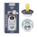 BIBS Colour Glow Schnuller 2er-Pack, BPA-frei. Leuchtet im Dunkeln, Kirschform Nippel. Naturkautschuk/Latex, Hergestellt in Dänemark. Größe 1 | 0+ Monate | 2-Pack, Iron NIGHT/Baby Blue NIGHT