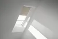 VELUX Vorteils-Set Verdunkelungsrollo uni beige und Faltstore Plissee weiß manuell Rahmen weiß DFD CK02 4556SWL