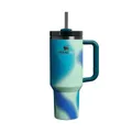 STANLEY 1913 Quencher H2.0 Flowstate Trinkflasche Mit Strohhalm 1.2L - Thermobecher Kühlt 11 Stunden - 48 Stunden Eisgekühlt - Thermosflasche BPA Frei - Edelstahl Trinkbecher - Coastal Teal Motion