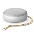Bang & Olufsen Beosound A1(3rd Gen) – Kompakter, tragbarer Bluetooth Lautsprecher, wasserdicht nach IP67, C2C-Zertifiziert, bis zu 24 Stunden Akkulaufzeit, 3 Mikrofone für klare Gespräche - Aluminium