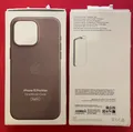 Original Apple Feingewebe Case MagSafe iPhone 15 Pro Max Braun MT4W3ZM/A +Mangel