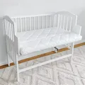 Kids Collective Babybett Beistellbett 90x40 cm mit Matratze, umbaubar zu 90x55 cm, 9 mal verstellbare Liegehöhe, auch als Babywippe nutzbar, Kiefer-Vollholz in weiß