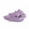 Corimori Bequeme Hai Badeschuhe im Haifisch-Design Badeschuh (Packung, Geschenk) lustige, rutschfeste, schnell trocknende Badeschlappen EU Größe 34-35 lila 34-35