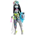 Monster High Frankie Stein Puppe mit glamourösem Monsterfest-Outfit und Festival-Zubehör wie Sacks, Bandposter, Statement-Tasche und mehr, HXH79