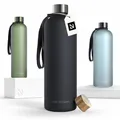 LARS NYSØM Trinkflasche 1 5l | Wasserflasche 1500ml | Ultraleichte Tritan Sport Flasche auslaufsicher, Kohlensäure geeignet - für Sport, Büro, Yoga | 2 Deckel inkludiert (Carbon Black, XL 1500ml)