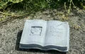 Frostfeste Steinfigur Grabschmuck Buch Du lebst in unseren Herzen Steinguss