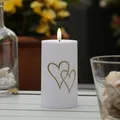 MARELIDA LED Kerze mit goldene Herzen für Innen und Außen Grabkerze Kunststoffkerze Herz Stumpenkerze mit Timer und Sensor H: 15cm outdoor batteriebetrieben