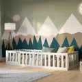 Crazy Pine Kinderbett 120x200 cm – Montessori Bodenbett mit Rausfallschutz 40cm und Öffnbarer Barriere - Weiß mit Glatter Oberfläche - Perfekt für Jungen und Mädchen Crazy Johnny