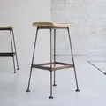 Hoher Hocker Diego copper aus Metall und Eschenholz