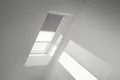 VELUX Vorteils-Set Verdunkelungsrollo uni grau und Faltstore Plissee weiß manuell Rahmen weiß DFD MK04 0705SWL