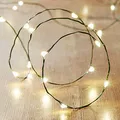 Lights4fun 50er LED Micro Lichterkette perlweiß auf grünem Draht Timer Batterie