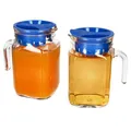 MamboCat 2er Set Kora Kühlschrankkrug mit blauem Kunststoff-Deckel I 0,5 Liter I viereckige Glas-Karaffe mit Ausgießtülle & Henkel für Eistee, Wasser, Saft, Milch & Co.
