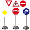 alldoro Spiel-Verkehrszeichen Verkehrszeichen Set für Kinder, 75 cm (1-tlg), 6 Straßenschilder und 3 Ständer mit befüllbaren Füßen
