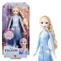 Mattel Disney Frozen Elsa, singende Modepuppe, Singende Abenteuer in charakteristischer Kleidung, singt Wo noch niemand war“ aus dem Disney-Film Die Eiskönigin II“ HXD32