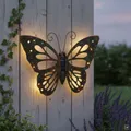 abc HOME | Solar Wanddeko Schmetterling Metall – 42 cm Groß – LED Gartenfigur für Außen mit Lichtsensor – Leuchtende Wanddekoration Schmetterling wetterfest