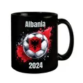 Fußball Albanien Flagge Tasse in Schwarz EM 2024 Sportbegeistert Landesfarben im Ball-Emblem Fußball-Sphäre