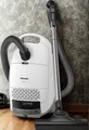Miele Bodenstaubsauger Guard M1 S8380 Powerline BrillantWeiß,vacuum cleaner,890W