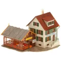 FALLER Dorfwirtschaft Modellbausatz mit 120 Einzelteilen 145 x145 x 96mm I Modelleisenbahn Zubehör H0 I Modelleisenbahn H0 Dorfwirtschaft Fachwerkhaus, Weiss/Opulenter Garten
