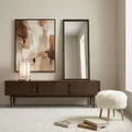 Lowboard TECCA 180 cm, Nussbaum Finish – niedriges Sideboard mit Stauraum, TV Schrank mit 3 Türen aus Massivholz, Mid Century Wohnzimmermöbel
