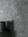NEWROOM Tapete Anthrazit Vliestapete Beton - Betonoptik Modern Gold Zement Metallic Betonwand Industrial Glanztapete inkl. Tapezier-Ratgeber