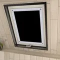 Eurohome 100% Verdunkelung Dachfenster Rollo ohne Bohren Sonnenschutz Verdunkelungsrollo mit Saugnäpfen für Velux-Fenster Schwarz 48x73 cm für F04/204