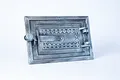 SEZAM Backofentür aus Gusseisen für Feuerstellen - mit Türriegel, Brotofentür - Steinofentür - Pizzaofentür 25,2 x 3 x 16,7 cm - rechteckig, altsilberfarben bemalt