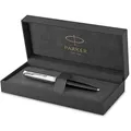 Parker 51 Kugelschreiber | Schwarzer Schaft mit Chromfarbenen Zierteilen | Mittlere Schreibspitze mit Schwarzer Nachfüllmine | Geschenkbox