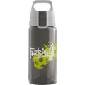 SIGG VIVA ONE Football Kinder Trinkflasche (0.5 L), schadstofffreie Kinderflasche mit auslaufsicherem Deckel, einhändig bedienbare Wasserflasche