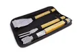 VW Collection by BRISA Grillbesteck-Set Volkswagen Grillzange aus Edelstahl im T1 Bulli Design, (3 tlg), Grillgabel, Fleischwender & Grillzange inkl. Tragetasche