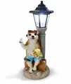 Kremers Schatzkiste Erdmännchen Urlauber Gartenfigur mit Solarlaterne 45 x 15 cm Handbemalte Wetterfeste Polyresin-Deko Dämmerungssensor 8 Std. Leuchtdauer Ideal für Garten,Terrasse Geschenkidee