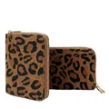 MillyMilk® Savana – Leo Portemonnaie & Geldbeutel für Damen – Kompakte Geldbörse im Leopard Design aus weichem Velours in Wildlederoptik Animal Print – mit Reißverschluss & Münzfach (Leo BRAUN)