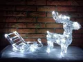 Benelando Beleuchtetes Rentier mit Schlitten und 64 LEDs für innen und außen