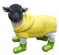 Fachhandel Plus Deko-Figur Lamm mit grüne Gummistiefel und Regenmantel lustige Tierfigur Schaf Gartendeko
