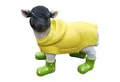 Fachhandel Plus Tierfigur Deko Lamm mit Gummistiefel und Mantel lustige Gartenfigur, für alle Fans der ausgefallenen Dekoration und Freunde des Humors